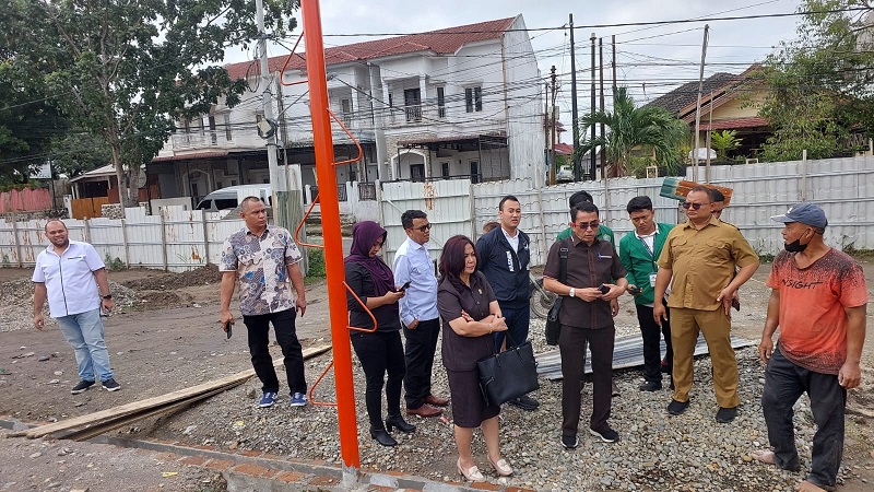 Rombongan Komisi IV DPRD Medan menemukan salah satu bangunan yang melanggar perizinan. ISTIMEWA/SUMUT&nbsp;POS