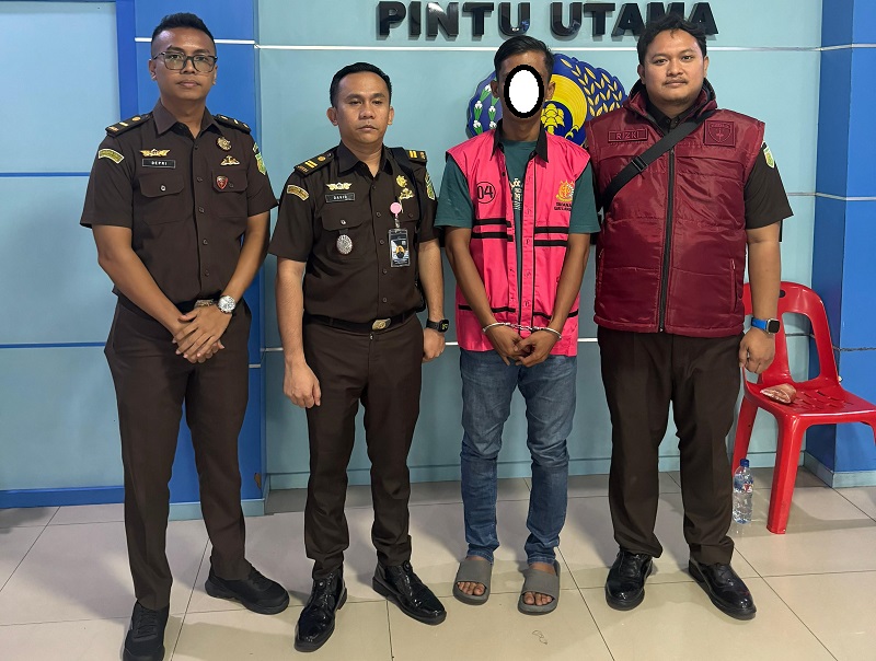DITAHAN: Tersangka TAP ditahan jaksa dalam kasus dugaan korupsi pengelolaan dana hibah KONI Langkat&nbsp;TA&nbsp;2021-2023.(Intelijen Kejari Langkat/Sumut Pos)
