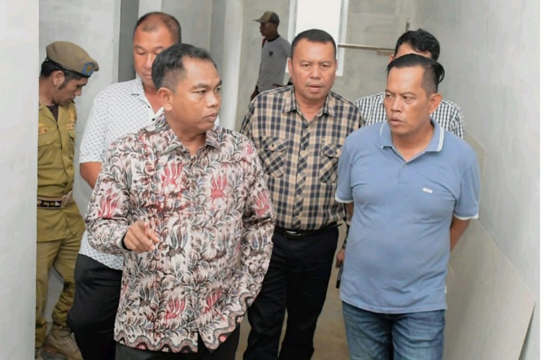 KUNJUNGI: Bupati Sergai Darma Wijaya beserta Ketua DPRD Sergai Togar Situmorang saat kunjungi ke salah satu sekolah . ( FADLY/SUMUT&nbsp;POS&nbsp;)