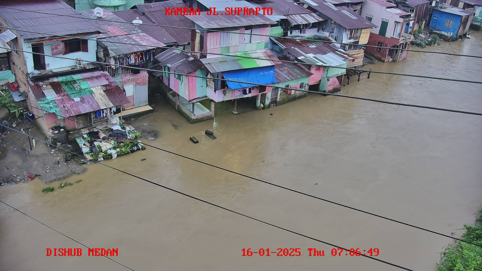 MELUAP: Hujan turun deras yang terjadi di Medan, mengakibatkan beberapa air sungai meluap. ISTIMEWA/SUMUT&nbsp;POS