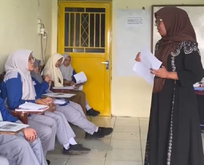 MATERI: Salah satu dosen Institut Kesehatan Helvetia memberikan materi tentang bagaimana pembelajaran mandiri bahasa inggris dengan teknologi. ISTIMEWA/SUMUT&nbsp;POS