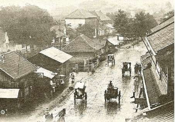 Glodok tahun 1900 saat musim hujan. (Foto: buku Toponimi Jakarta Barat/picclick.com