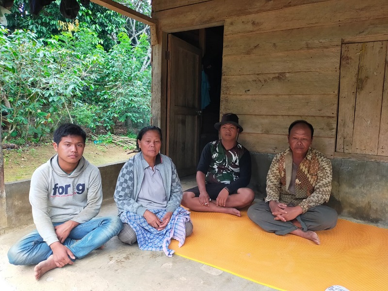 MEMOHON: Korban pencurian, Else boru Simbolon (58) bersama suami, Jonser Manik (58) serta 2 putranya, Tommy Manik dan Jimmy Manik, memohon kepada Polres Dairi agar mengungkap penadah emas miliknya.