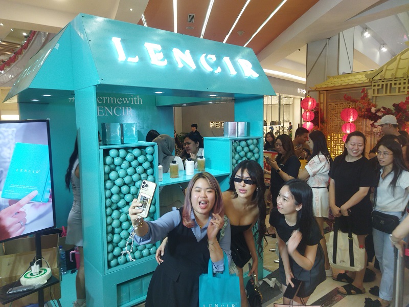 Michelle Halim saat berfoto dengan pengunjung Vinkoo Jakarta Fest di Medan, Rabu&nbsp;(15/1/2025).