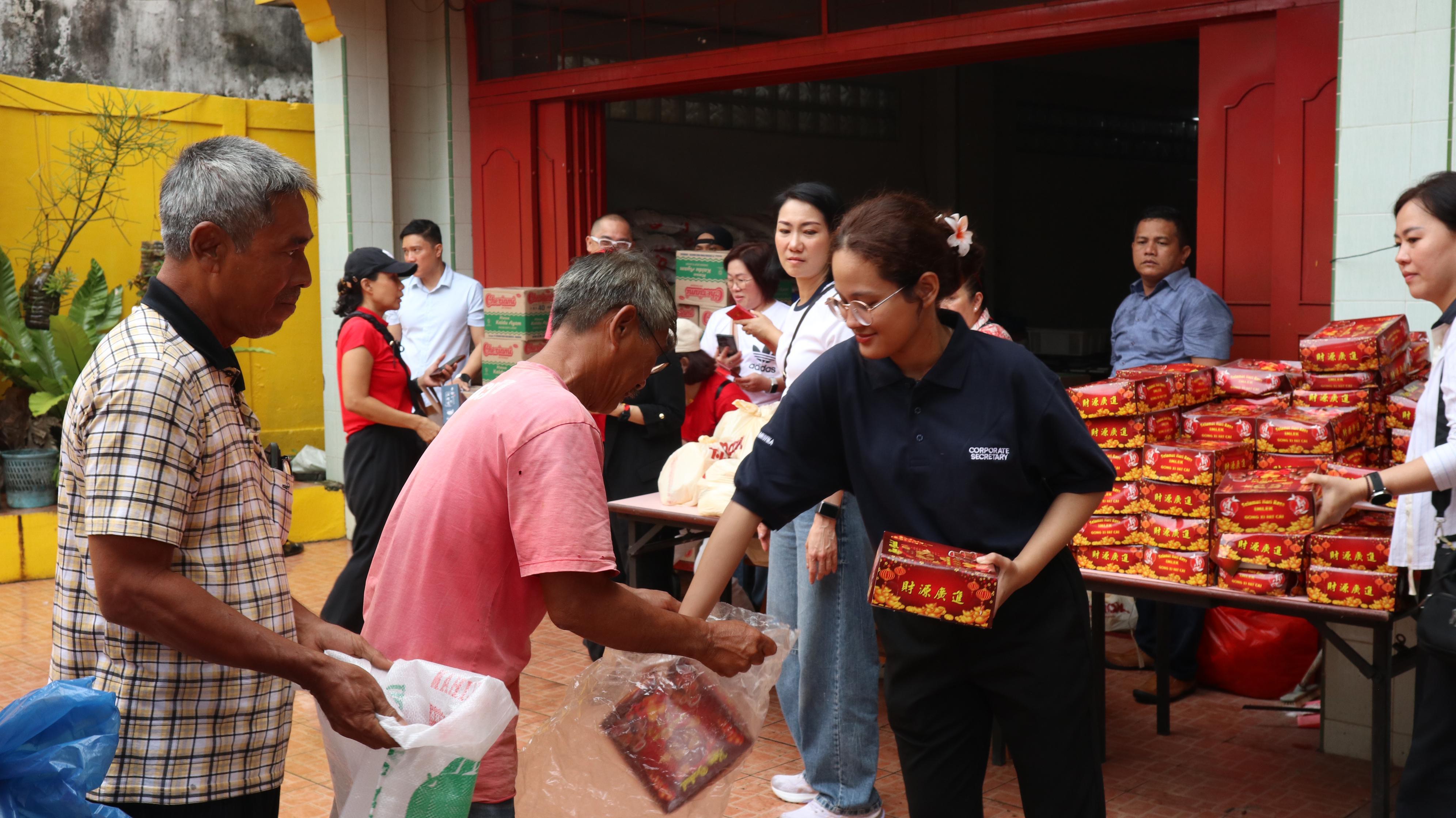 PT Bank Mestika Dharma, Tbk (Perseroan) saat membagikan 200 paket sembako kepada masyarakat sekitar Vihara Maha Suci di Tanjung Pura, Kamis (16/1/2025).