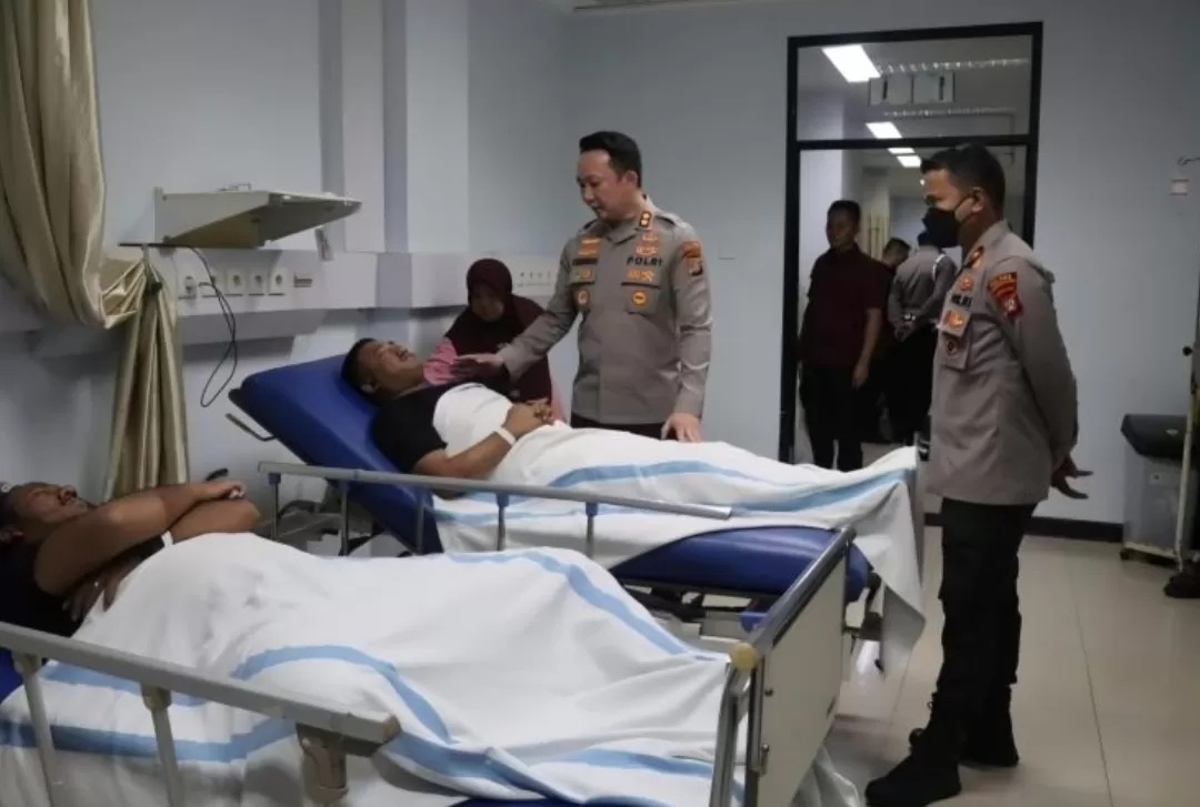 CEK KONDISI: Kapolres Tangerang Selatan, AKBP Victor Inkiriwang saat mengecek kondisi anggotanya yang terkena siraman air keras di RS Fatmawati, Jakarta Selatan, Kamis (16/1/2025). ISTIMEWA/SUMUT&nbsp;POS