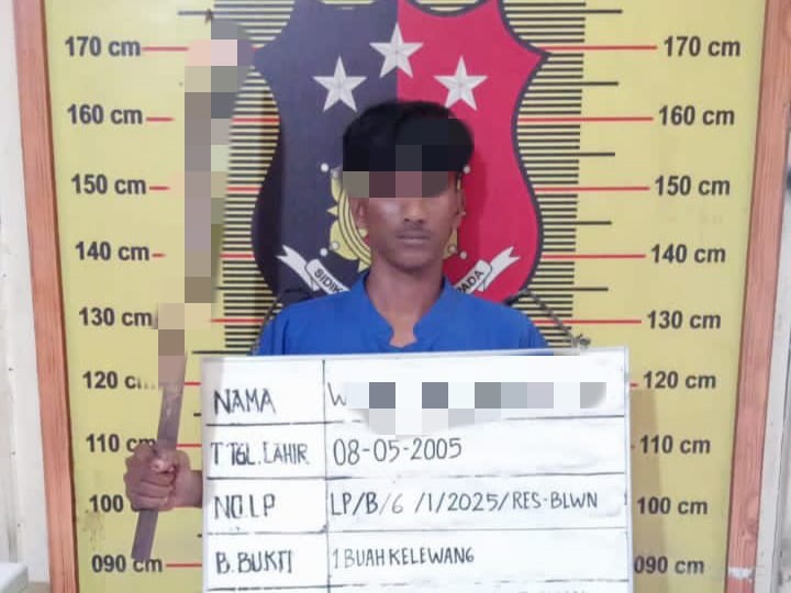 DIAMANKAN: Anes (19),  ditangkap personel Unit Reskrim Polsek Belawan di sebuah warnet di Kelurahan Belawan I, Kecamatan Medan Belawan, Kamis&nbsp;(16/1/2025).