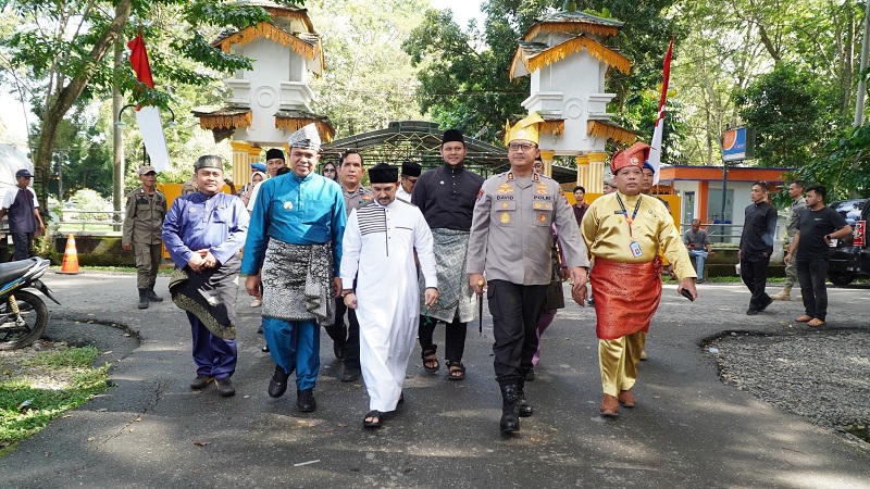 MENUJU: Pj Bupati Langkat, Faisal Hasrimy saat berjalan menuju Alun-alun Tengku&nbsp;Amir&nbsp;Hamzah.(Diskominfo Langkat/Sumut Pos)