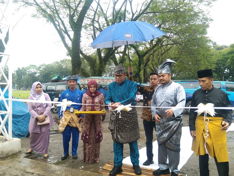 RESMIKAN: Pj Bupati Langkat, Faisal Hasrimy saat meresmikan sentra kuliner&nbsp;di&nbsp;Stabat.(Diskominfo Langkat/Sumut Pos)