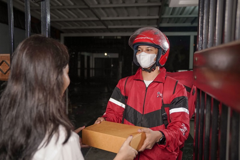 ANTAR PAKET: Ksatria JNE mengantar paket kepada konsumen. ISTIMEWA/SUMUT POS