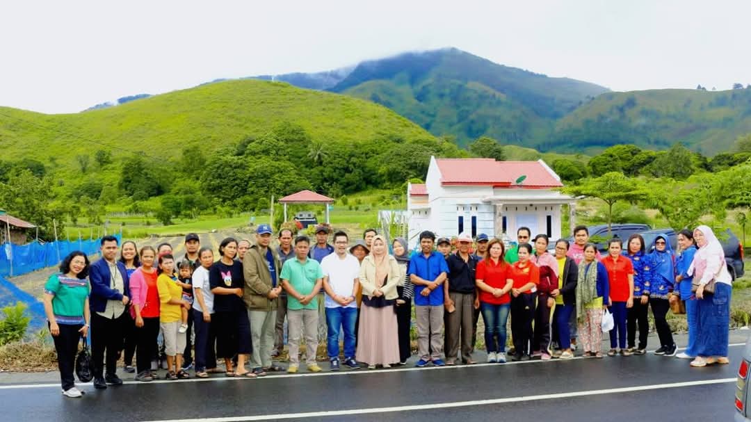 DIABADIKAN. Kepala Dinas Pertanian, Ketahanan Pangan dan Perikanan Kabupaten Dairi, Robot Simanullang dan Asisten Direktur BI Sumut, Tutut Tiana diabadikan usai penyeraha bantuan bibit bawang merah.