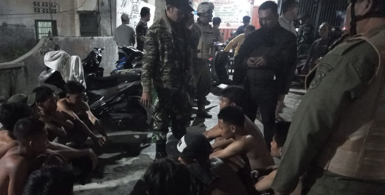 AMAKAN: Tim patroli anti begal Kodam I/BB saat mengamankan remaja yang hendak tawuran. Sumut Pos/Dokumen Pribadi