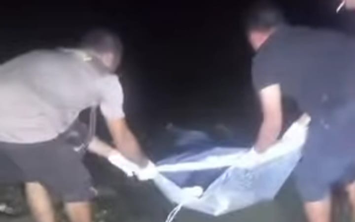 EVAKUASI: Personel Polsek Tanah Pinem dan masyarakat melakukan evakuasi jasad pria yang ditemukan mengapung di Sungai Lae Renun, Desa Lae Njuhar, Kecamatan Tanah Pinem, Minggu (19/1/2025).istimewa