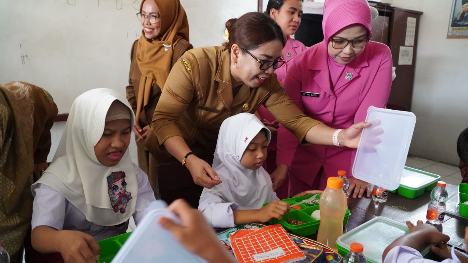 MBG: Siswa SLB Negeri Stabat dapat program makan&nbsp;siang&nbsp;bergizi.(Diskominfo Langkat/Sumut Pos)