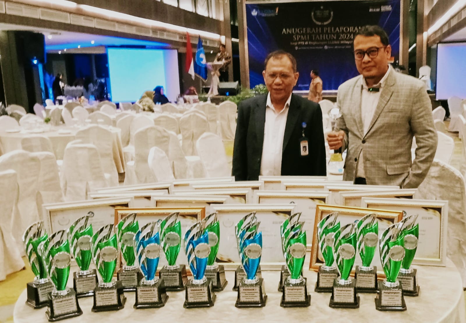 ANUGERAH SPMI: Prof Saiful Anwar Matondang MA PhD (kiri) bersama Assoc Prof Dr Rudianto MSi didepan anugerah SPMI yang diraih UMSU. (DEDDI MULIA PURBA/SUMUT&nbsp;POS)