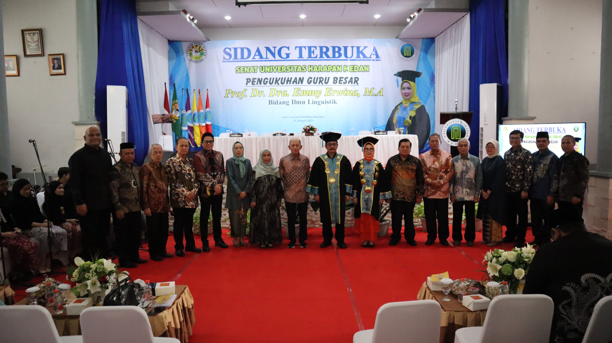 PENGUKUHAN: Jajaran pengurus Yayasan Pendidikan Harapan saat pengukuhan Prof Dr Dra Emmy Erwina MA sebagai Guru Besar di Aula Yaspendhar, Jalan Imam Bonjol, Medan,&nbsp;Selasa&nbsp;(21/1).(ISTIMEWA)