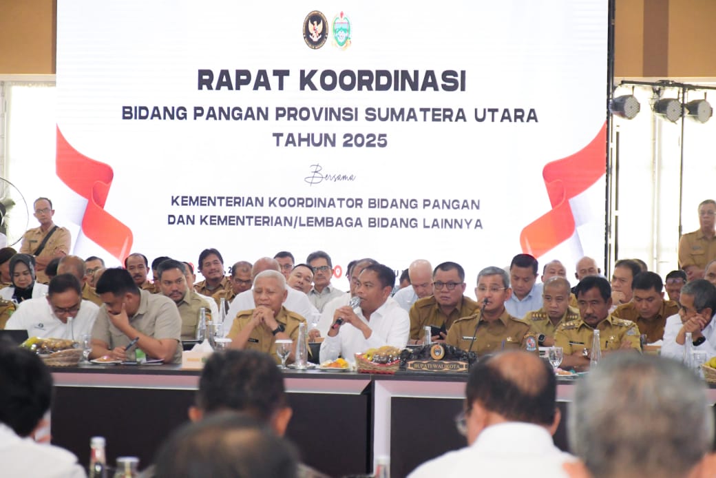 PEMAPARAN: Bupati Serdang Bedagai Darma Wijaya saat berikan paparan di Rakor bersama Menteri Koordinator Pangan Zulkfili Hasan di Medan. (ISTIMEWA/SUMUT&nbsp;POS)