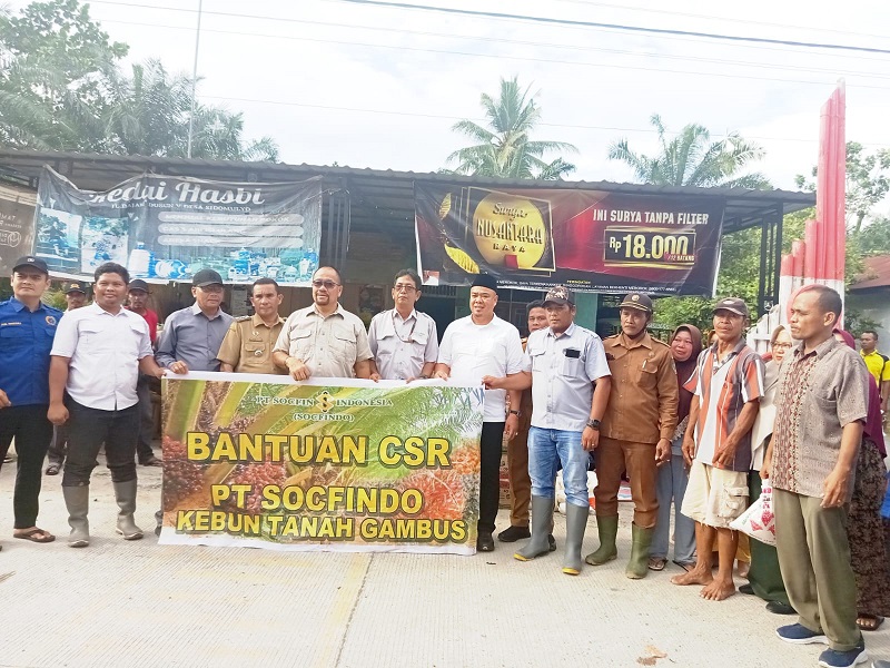 BERSAMA: Bupati -Wakil Bupati Batubara Terpilih Baharuddin-Syafrizal dan Manager PT Socfindo Pengurus PT Socfindo, Robert Sagala, bersama Askep Nicolas Marpaung saat serahkan CSR bagi warga.