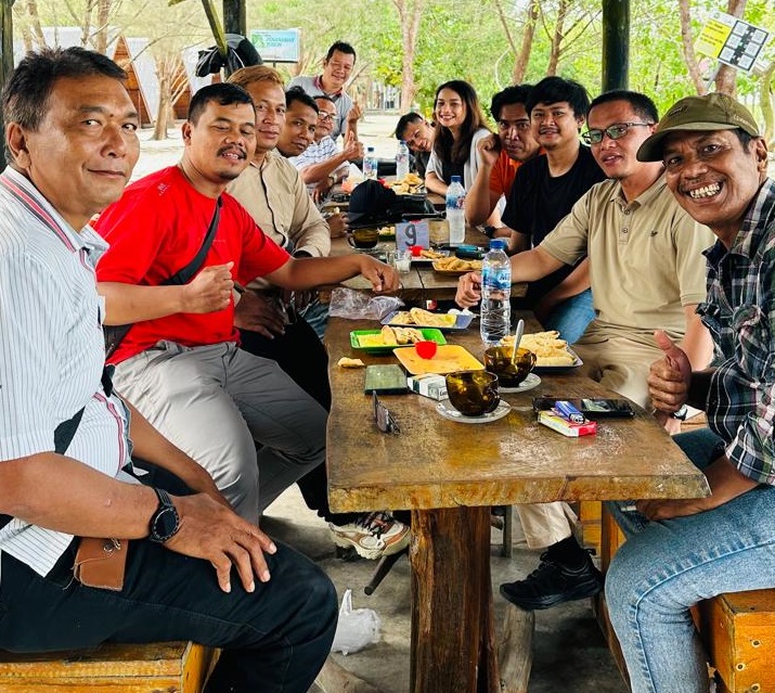 NGOPI BARENG: Insan pers bersama RSI saat ngopi bareng di Mangrove coffee . ( FADLY/SUMUT&nbsp;POS&nbsp;)