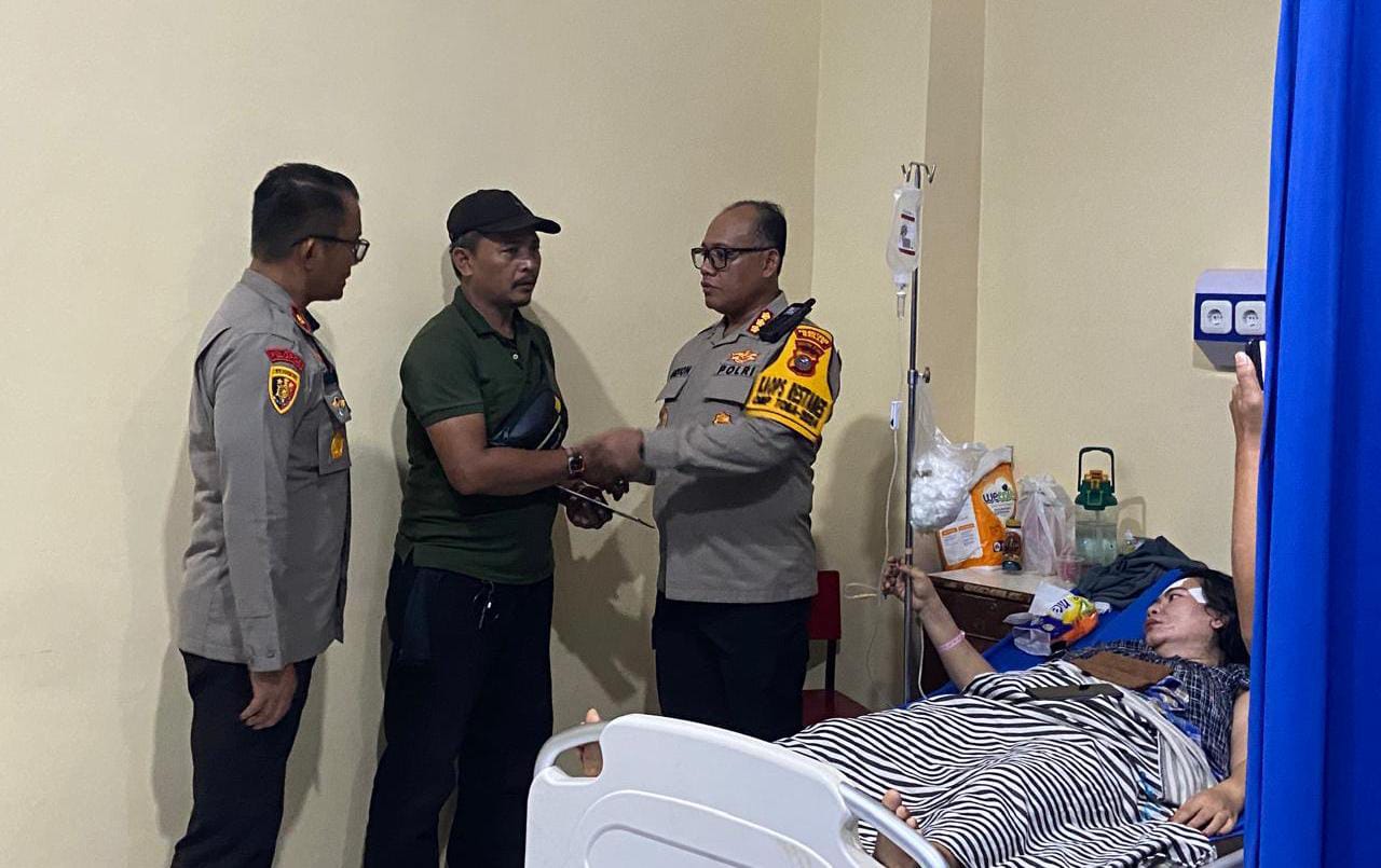 JENGUK: Kapolrestabes Medan, Kombes Pol Gidion Arif Setyawan didampingi Kapolsek Sunggal menjenguk korban jambret, Selasa (22/1). AGUSMAN/SUMUT&nbsp;POS