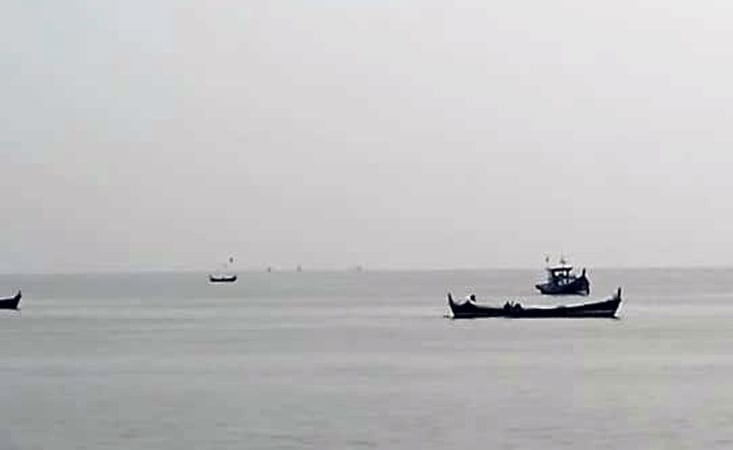 DIHANTAM OMBAK: Kapal ikan KM Tanthia Sudihira Jati ll  milik PT Belawan Samudra Abadi ( Gudang Kelong) dihantam ombak besar ketika menjaring ikan di Selat Malaka.