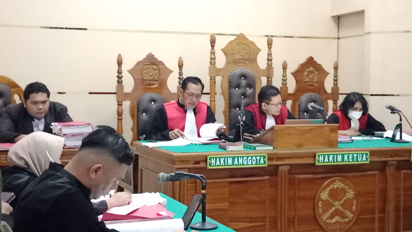 PUTUSAN SELA: Majelis hakim membacakan putusan sela dalam kasus penggelapan uang dengan terdakwa Yenny, Rabu (22/1). AGUSMAN/SUMUT&nbsp;POS