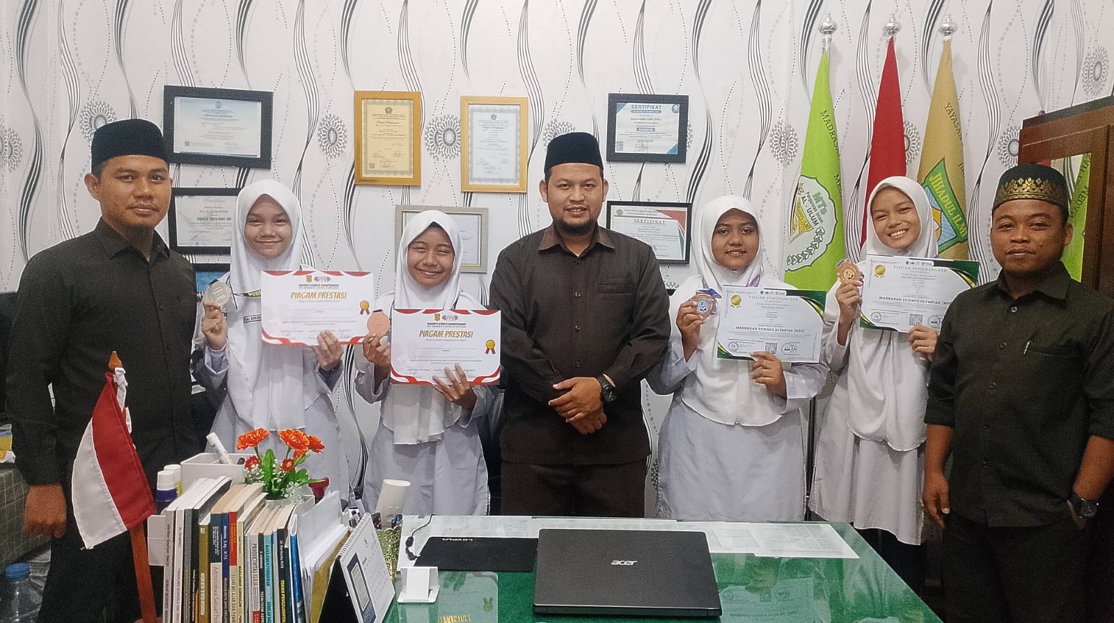 BERPRESTASI: Kepala Madrasah Perguruan Islam Al-Ulum MTs Al-Ulum Medan Qomaruddin Lubis, M.Pd, foto bersama siswa-siswa berprestasi. ISTIMEWA/SUMUT&nbsp;POS