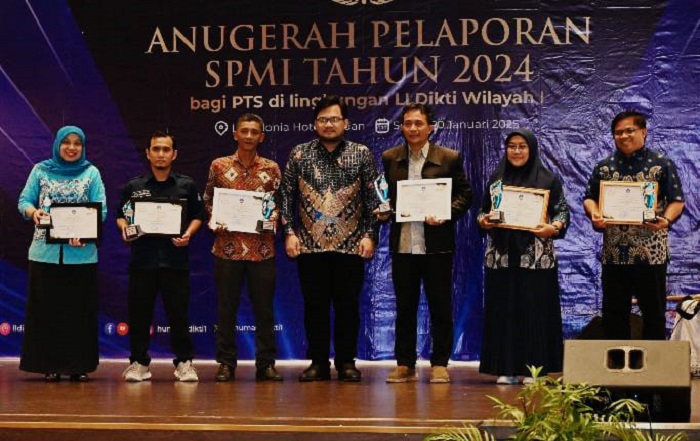 LP3I MEDAN: Direktur Politeknik LP3I Medan Dr Maulidina MM (paling kiri) menerima penghargaan dari LLDikti Wilayah&nbsp;I.&nbsp;(ISTIMEWA)