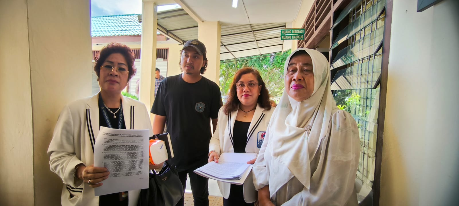 MEDIASI: Kuasa hukum penggugat (2 dari kanan) saat diwawancarai usai mediasi&nbsp;di&nbsp;PN&nbsp;Binjai.(Teddy Akbari/Sumut Pos)