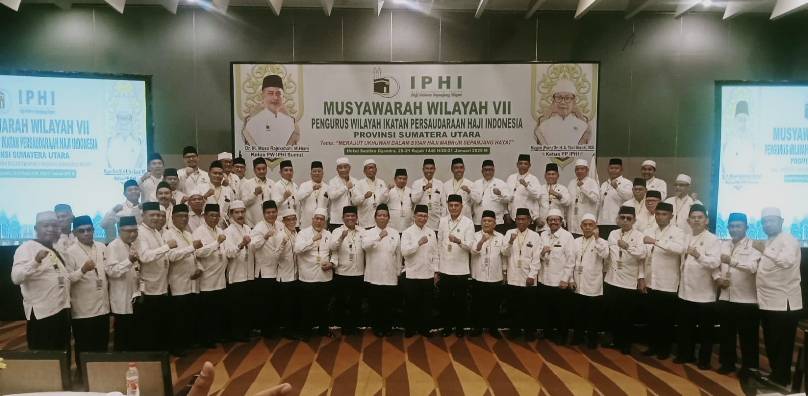 HAJI: Mayjen TNI Purn Dr HA Yani Basuki dan Dr H Musa Rajekshah MHum bersama peserta Muswil IPHI Sumut di Hotel Santika Dyandra Medan. (DEDDI MULIA PURBA/SUMUT&nbsp;POS)