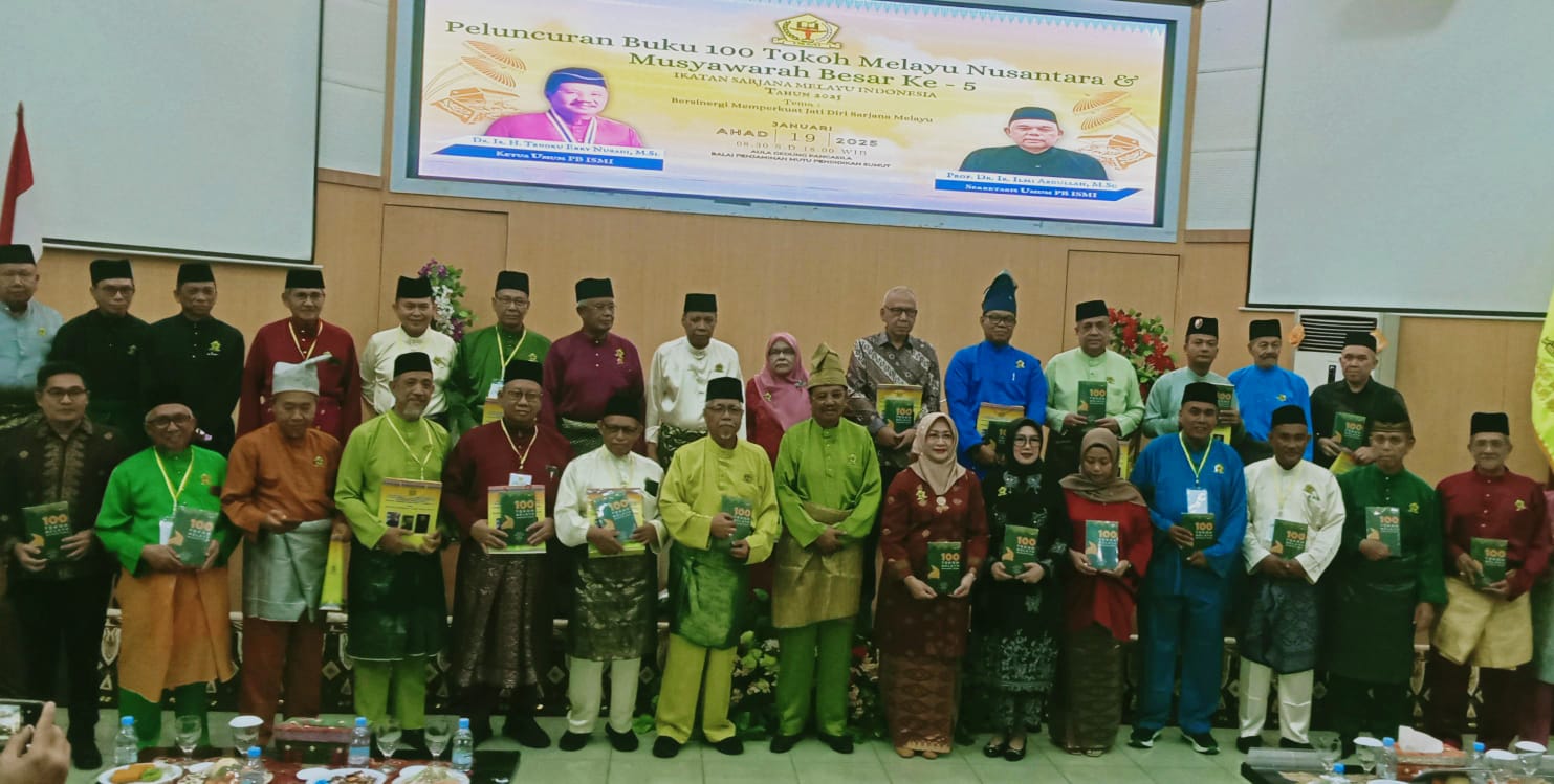 1OO TOKOH: Pj Sekdaprov bersama rektor UMSU dan peserta Mubes ISMI meluncurkan buku 100 Tokoh Melayu Nusantara. (DEDDI MULIA PURBA/SUMUT&nbsp;POS)