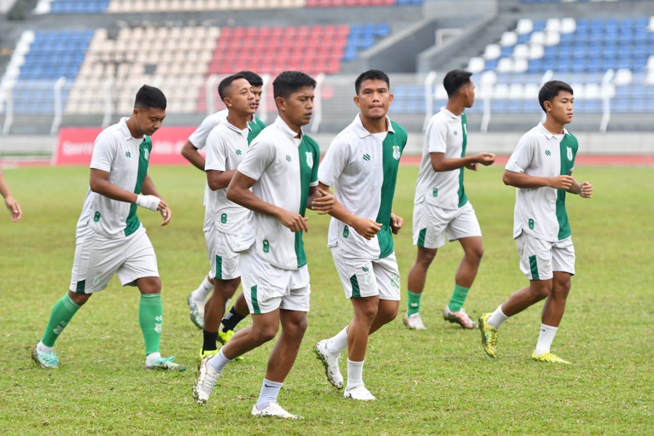 LATIHAN: Para pemain PSMS Medan melakukan latihan untuk menghadapi pertandingan babak playoff degradasi Liga 2 musim ini. (Dok PSMS)