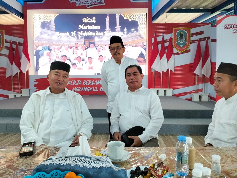 SAMBUT GUBERNUR: Ketua PWI Kalsel, Zainal Helmie, menyambut kedatangan Gubernur Kalsel H Muhidin di kediaman, Kamis (23/1) petang, sekaligus menyampaikan rencana kehadiran Presiden Prabowo.