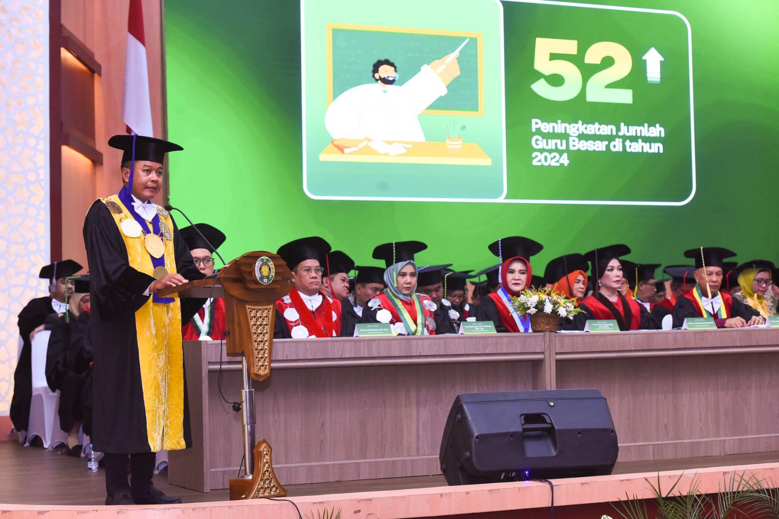 ARAHAN: Rektor USU Prof Muryanto Amin, saat menyampaikan arahan pada acara Pengukuhan Guru Besar Tetap di Gelanggang Mahasiswa USU, Jumat (24/1). (Dokumen Humas USU)