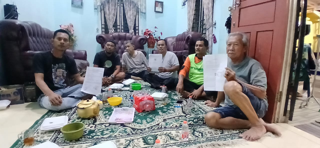 WARGA: Mantan kepala desa Sisumut, Sugiono dan warga saat membantah sejumlah berita yang menyatakan bahwa dirinya diduga menguasai lapangan sepak bola yang berada di Dusun Sidodadi Bloksongo Desa Sisu