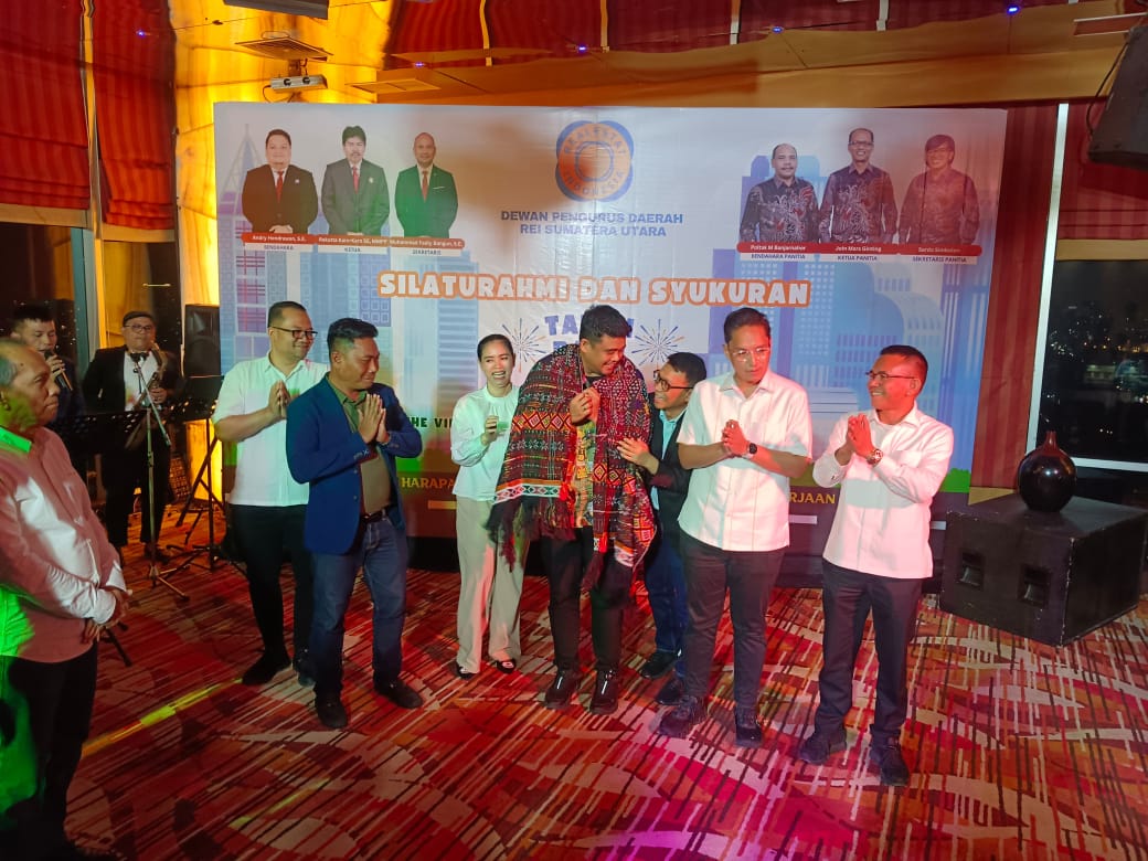 ULOS: Pengurus REI Sumut saat mengulosi kepada Gubernur Sumut terpilih Bobby Nasution, Wali Kota Medan terpilih Rico Waas, Wakil Wali Kota Medan terpilih Zaki Harahap, Wakil Bupati Deliserdang.