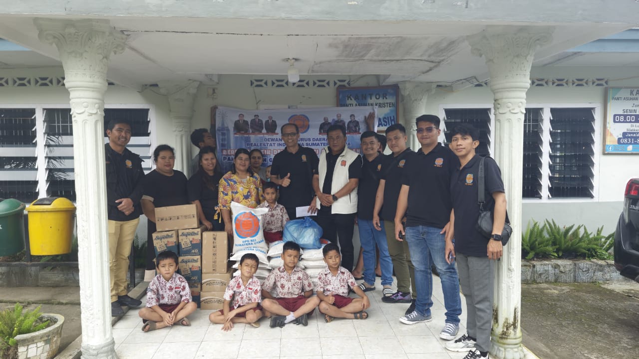 BANTUAN: Pengurus dan Anggota REI Sumut saat menyerahkan bantuan kepada panti asuhan dalam rangka Silaturahim dan Syukuran Tahun&nbsp;Baru&nbsp;2025.