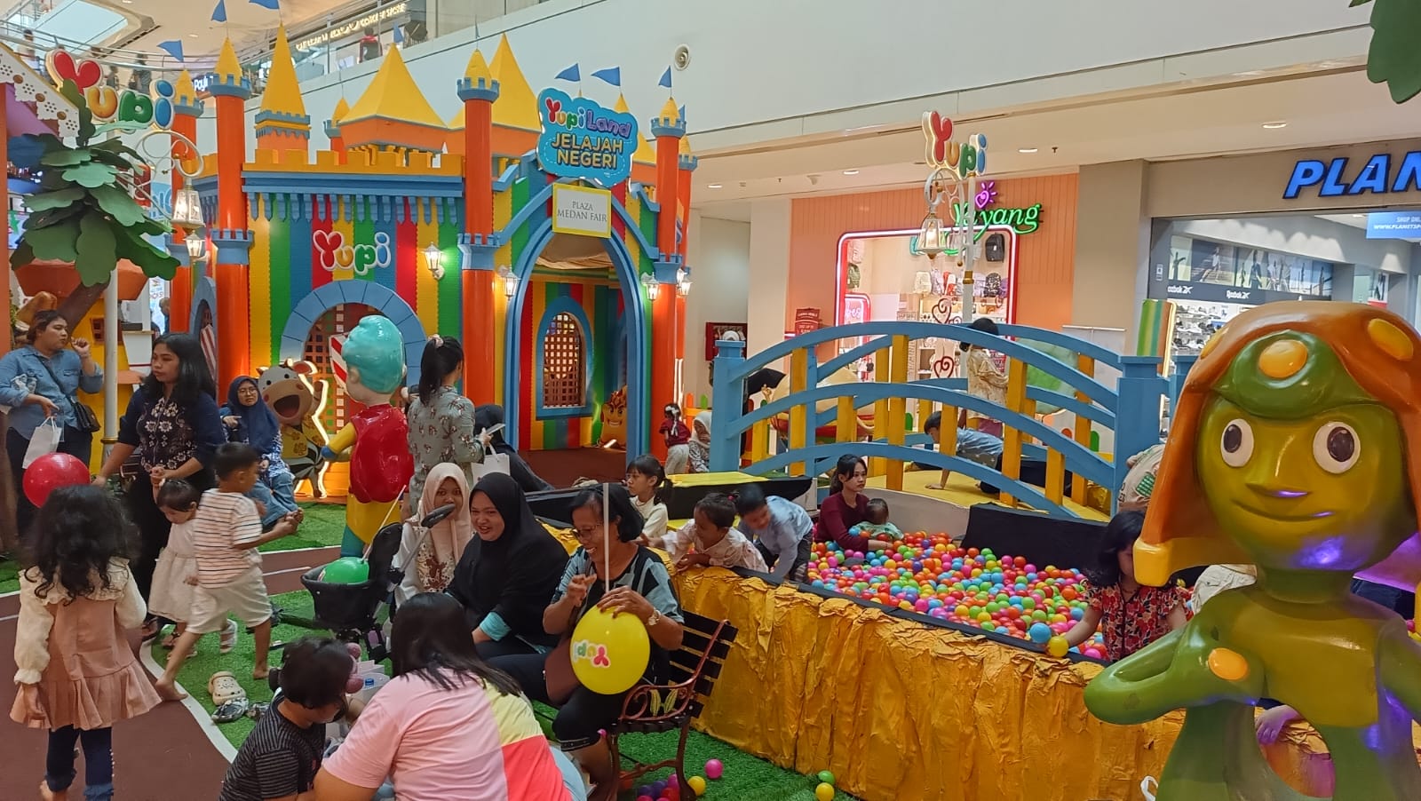 YUPILAND: Anak-anak anak saat menikmati permainan di Yupiland&nbsp;sepuasnya.