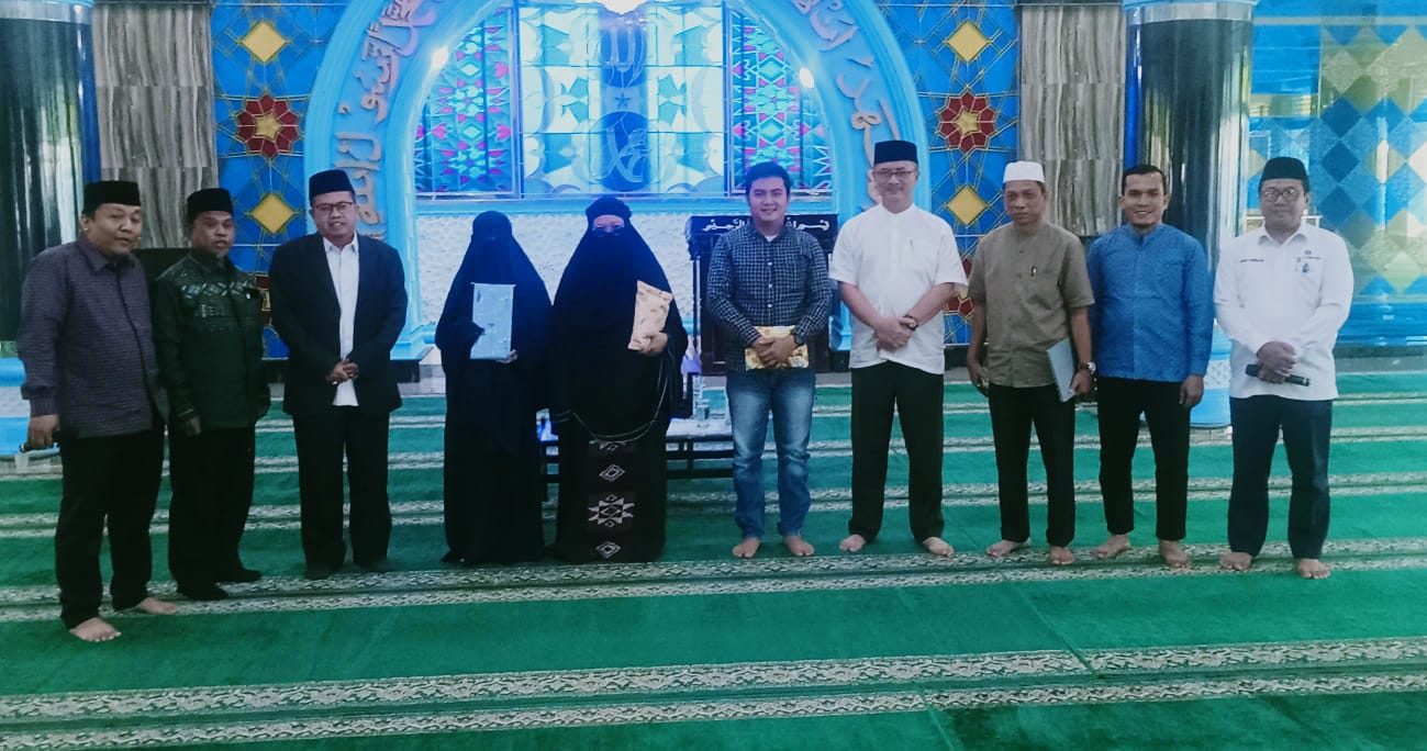 KUIS: Rektor UMA Prof Dr Dadan Ramdan MEng MSc (4 kanan) bersama penceramah, pemenang hadiah kuis dan jamaah peringatan Israk Mikraj, Sabtu&nbsp;(25/1/2025).(DEDDI MULIA PURBA/SUMUT POS)