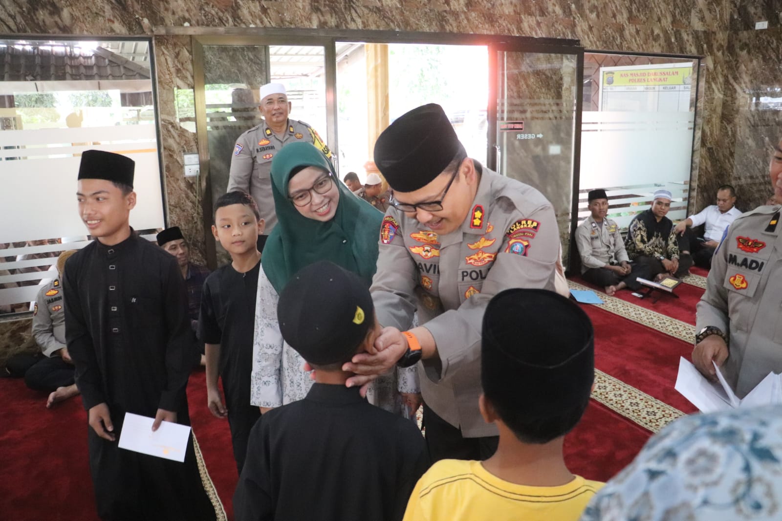 SANTUNAN: Kapolres Langkat, AKBP David Triyo Prasojo, SH, SIK, MSi memberikan santunan kepada anak yatim. SYAHRUL/SUMUT POS