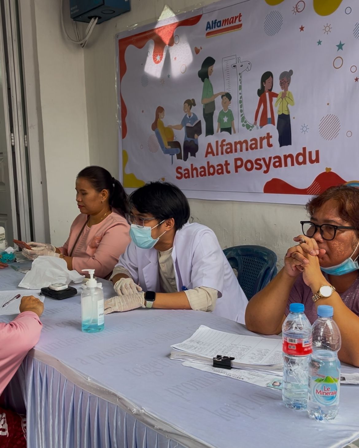 GRATIS: Tim Kesehatan saat memberikan masukan pada warga pada Alfamart Sahabat Posyandu di toko Alfamart Jamin Ginting Simpang Selayang, Kota Medan, pada Jumat (24/01/2025).