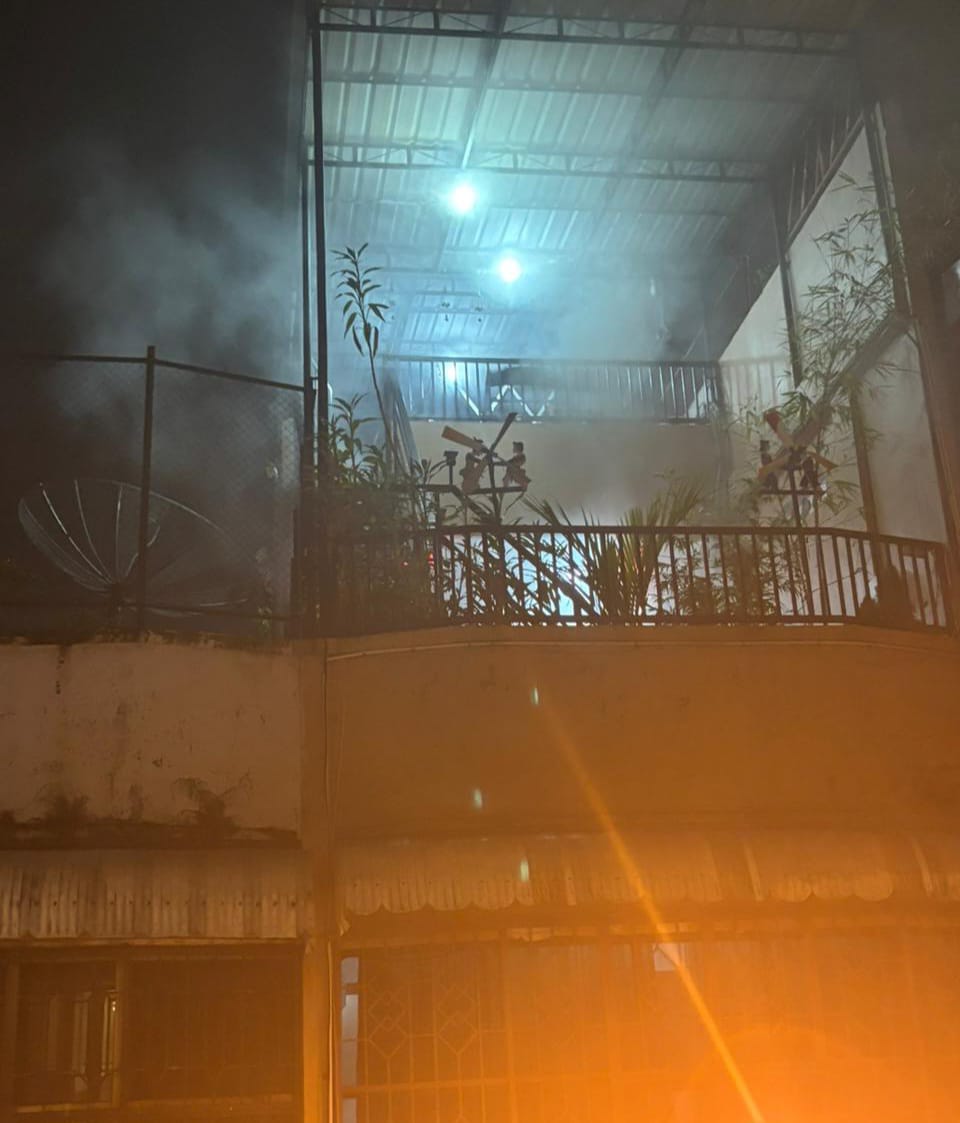 TERBAKAR: Satu rumah permanen terbakar di Jalan Karo, Kecamatan Medan Petisah. Kejadian itu mengakibatkan 5 orang luka-luka.