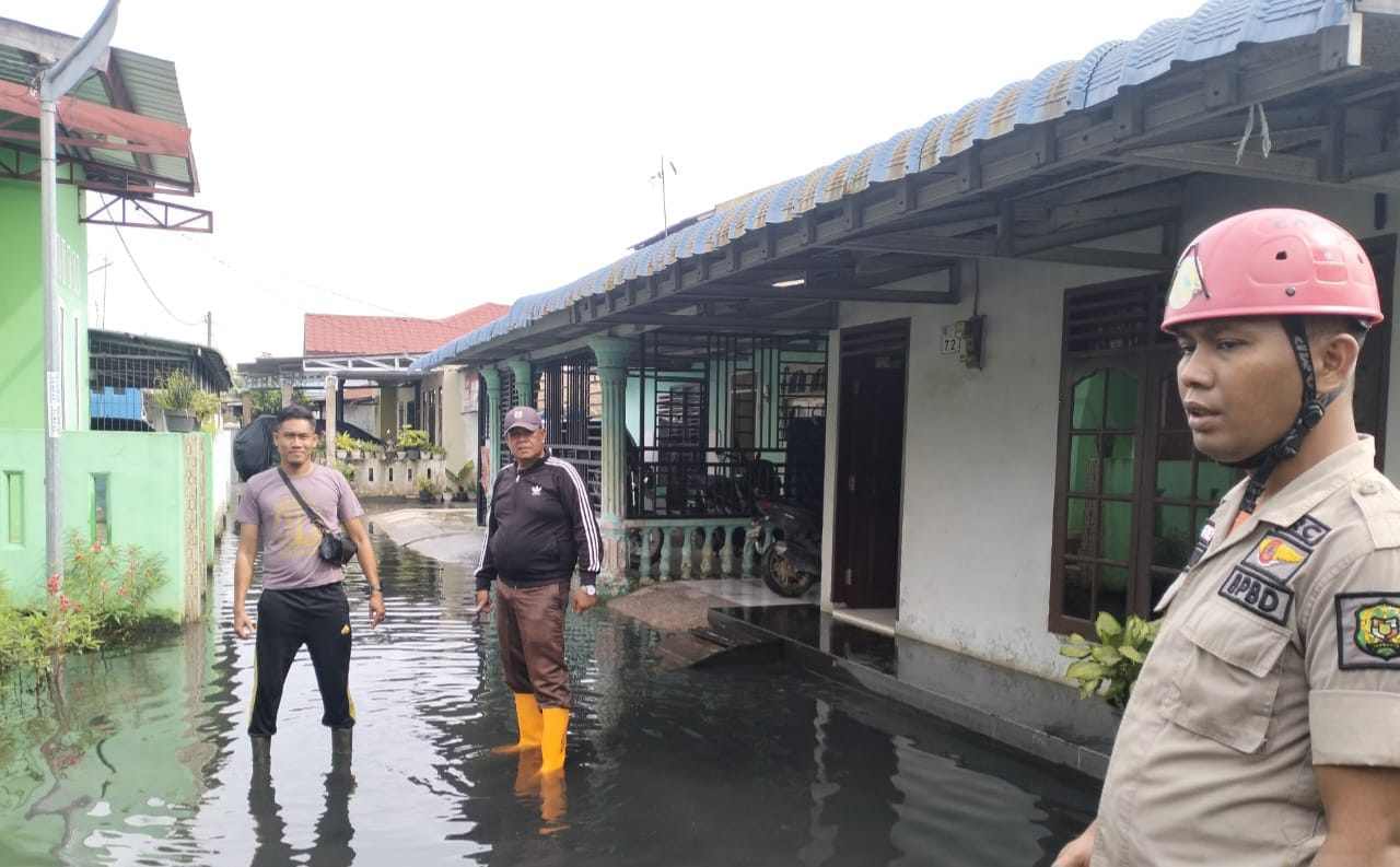PANTAU: Petugas BPBD Kota Medan melakukan pemantauan daerah yang rawan banjir di Kota Medan. ISTIMEWA/SUMUT&nbsp;POS