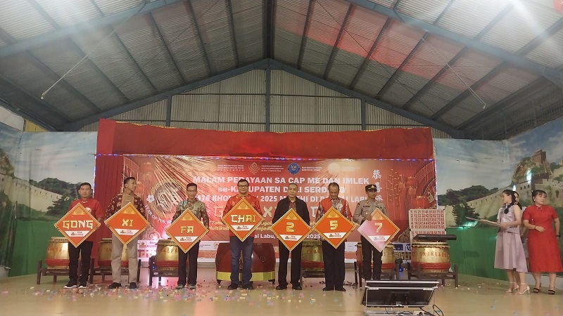 Bupati Deliserdang terpilih dr.H. Ashari Tambunan bersama Dandim 0204/DS Letkol Inf Alex Sandri dan tokoh etnis Tionghoa memukul gong malam Imlek se Deliserdang 2576,Gong Xi Fa Chai.
