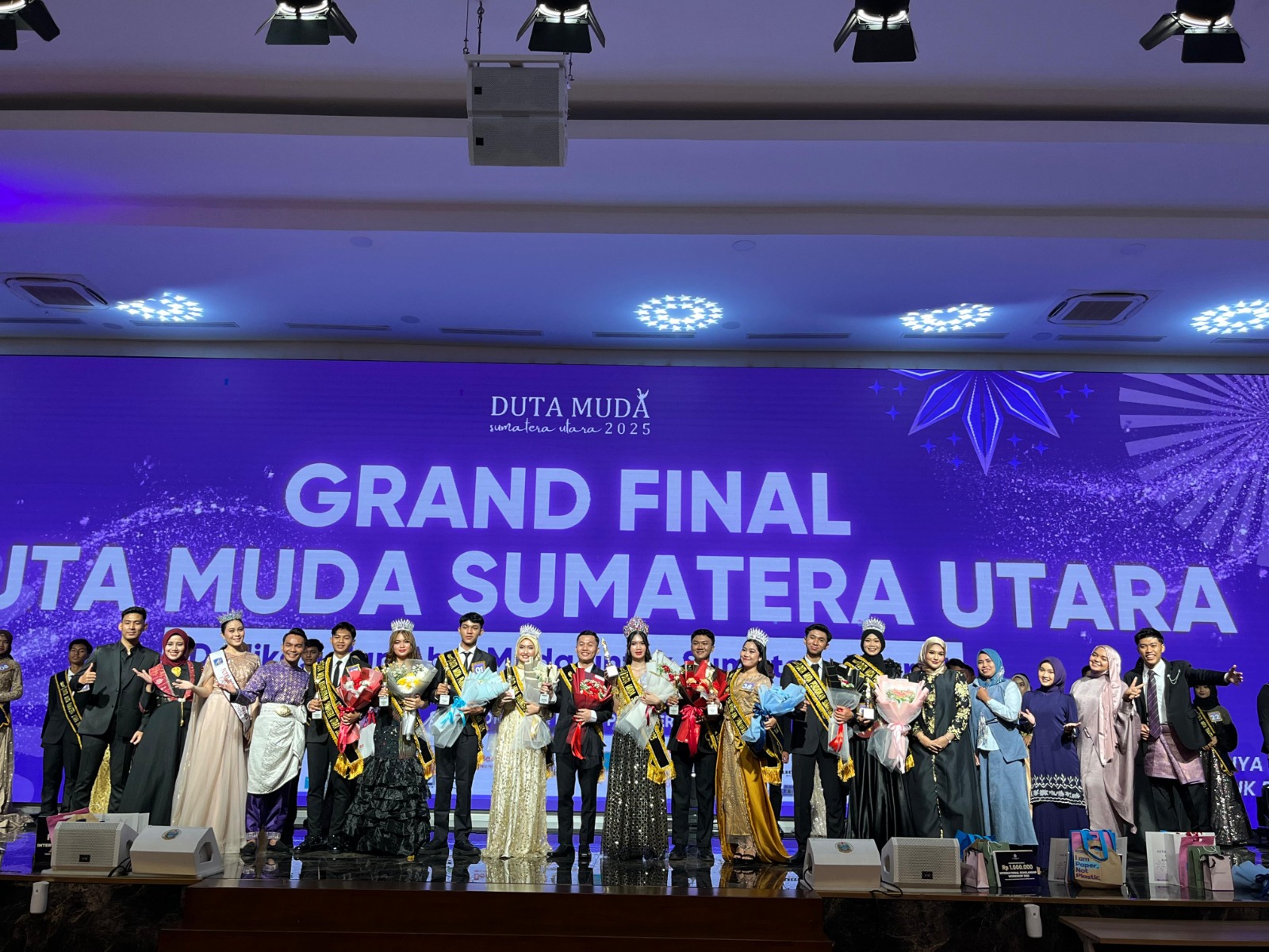 DIABADIKAN: Para pelajar dan mahasiswa terpilih diabadikan dalam ajang grand final  Duta Muda Sumut 2025. ISTIMEWA/SUMUT&nbsp;POS