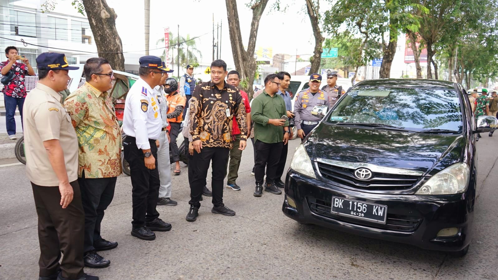 RAZIA: Wali Kota Medan, Bobby Nasution ikut langsung pada kegiatan razia gabungan  terhadap kendaraan bermotor yang belum melakukan pembayaran pajak. ISTIMEWA/SUMUT POS