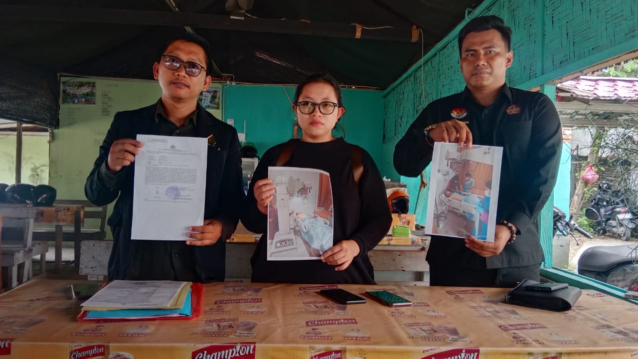 DIDAMPINGI: Mayang Sari (tengah) didampingi kuasa hukumnya menunjukkan bukti laporan dan foto suaminya yang kritis diduga dianiaya di RTP Polrestabes Medan, Kamis (30/1). AGUSMAN/SUMUT