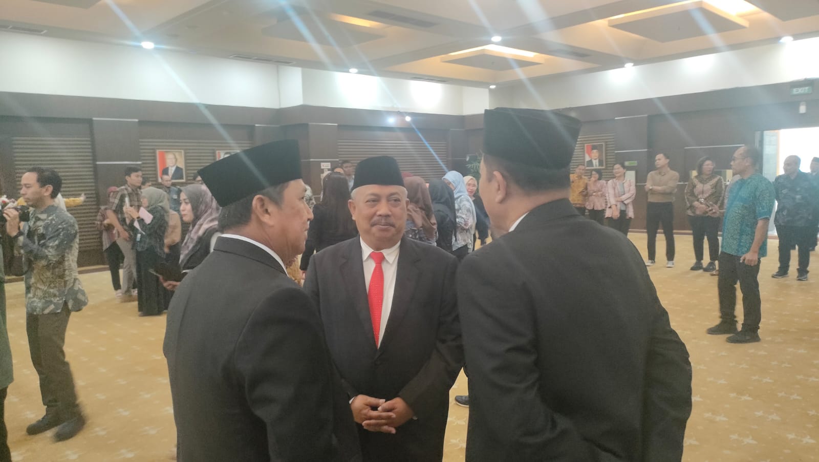 BERBINCANG: Kepala Dinas Lingkungan Hidup (DLH) Kota Medan, Muhammad Husni SE M.Si berbincang dengan pejabat lainnya di sela sela diangkat sebagai pejabat di Kementerian Koperasi RI.  ISTIMEWA