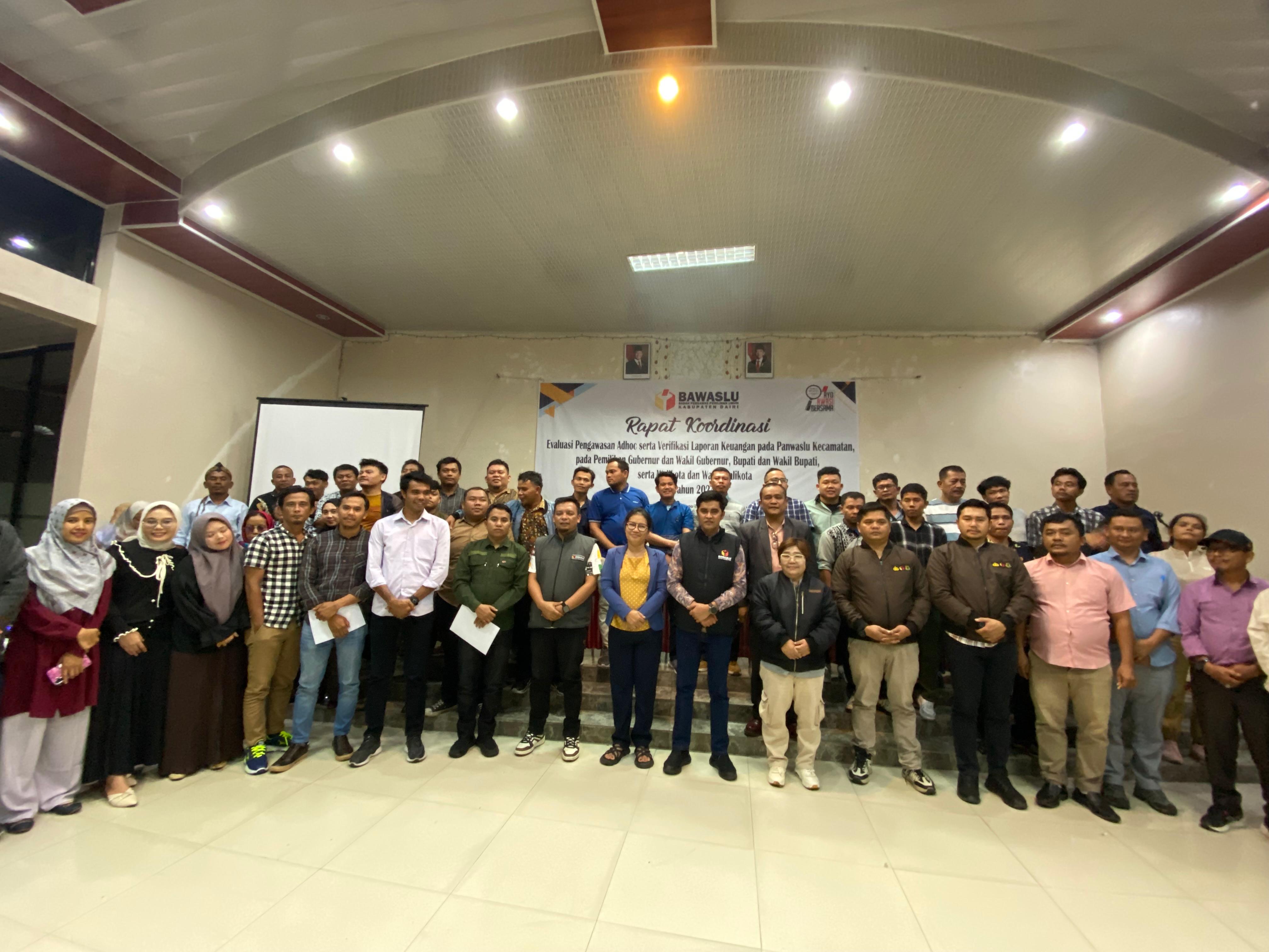 DIABADIKAN: Ketua Bawaslu Dairi, Idrus Maha didampingi, Rizal Banurea, Lindawati Simanjuntak diabadikan bersama narasumber dan seluruh ketua, anggota panwascam, koordinator sekretariat.