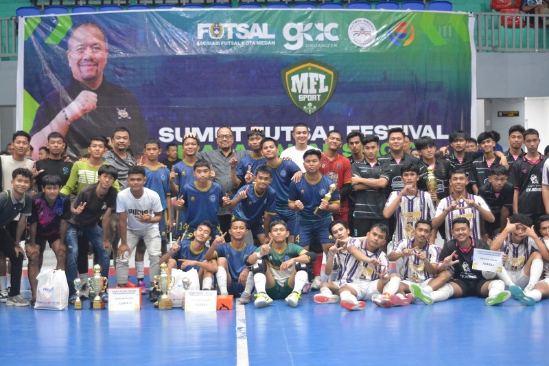 BERSAMA: Tokoh Olahraga Sumut H Baharuddin Siagian bersama para pemain tim juara. (dok panitia)